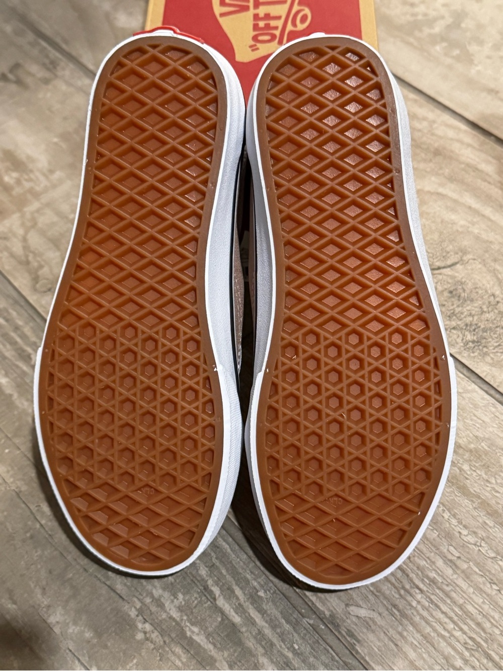 Vans Women's 6 Men’s 4.5 Low-Top Suede Sneakers in Tan and White - Picture 3 of 6
